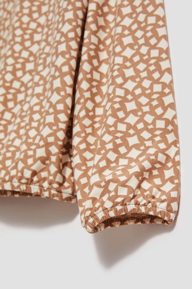 Wzorzysta bluzka z dekoltem w serek perłowa