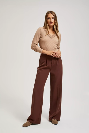 Bluzka z koronkowym dekoltem