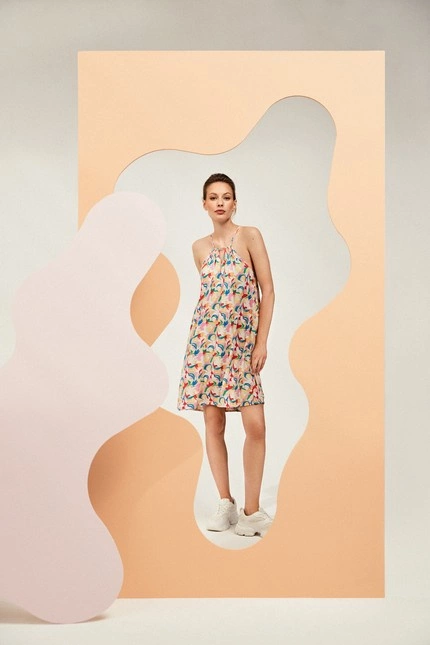 Wzorzysta sukienka na ramiączka