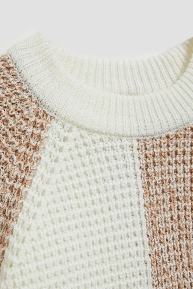 Sweter z geometrycznym wzorem