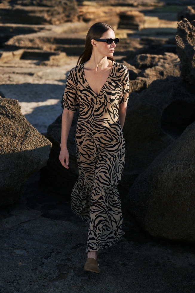 Wzorzysta sukienka maxi beżowa