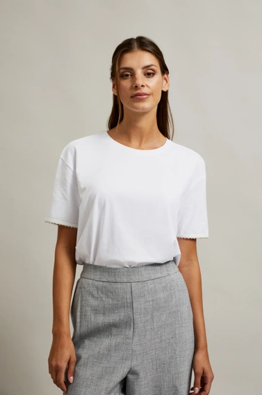 Bluzka z koralikami na rękawach biała