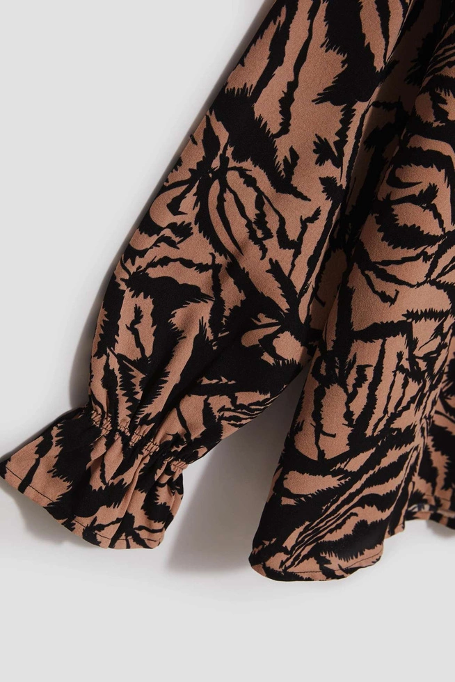 Wzorzysta koszula z dekoltem w serek ciemnobeżowa