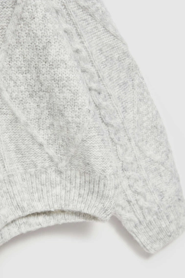 Sweter z dekoltem w serek szary