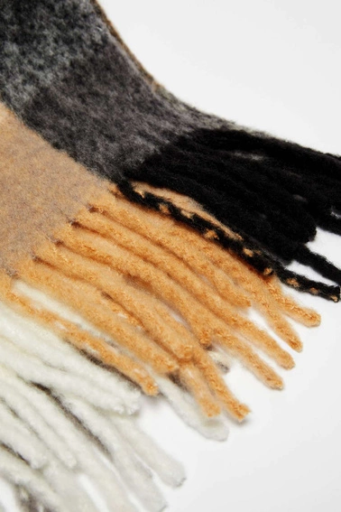 Ciepły szal w kratę beżowy