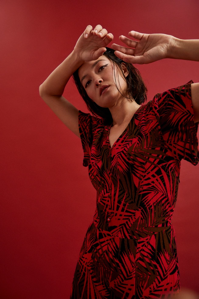 Sukienka z dekoltem w serek i tropikalnym printem czerwona