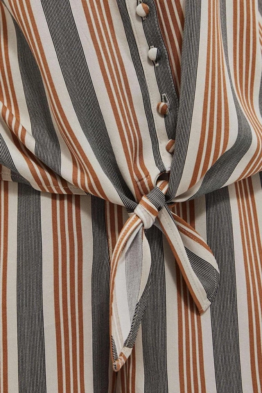 Koszulowa bluzka z wiązaniem piaskowa