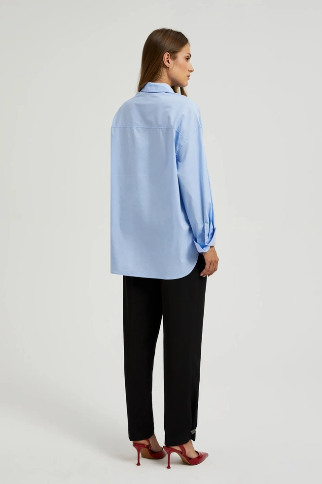 Gładka koszula z przedłużonym tyłem niebieska