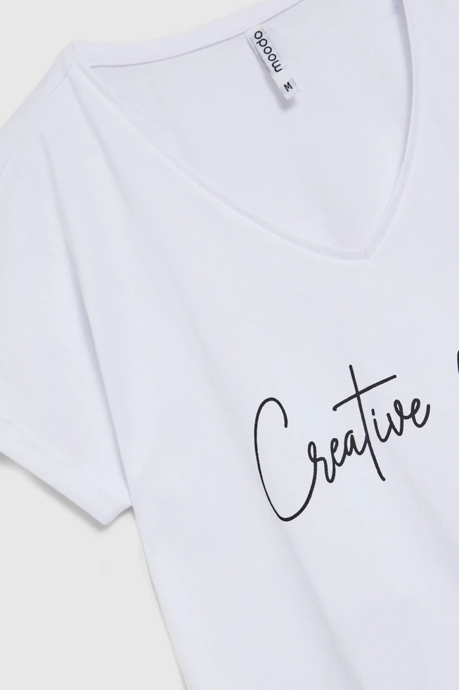 Bluzka z dekoltem w serek i napisem biała