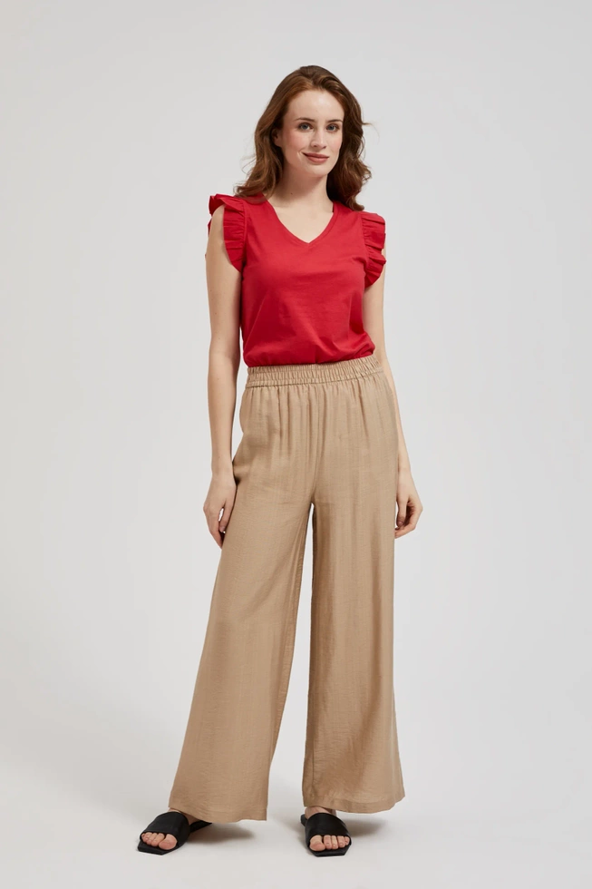 Bluzka z dekoltem w serek i falbaną na ramionach czerwona