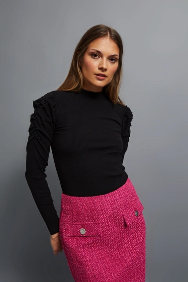 Prążkowana bluzka z bufiastymi rękawami i półgolfem czarna