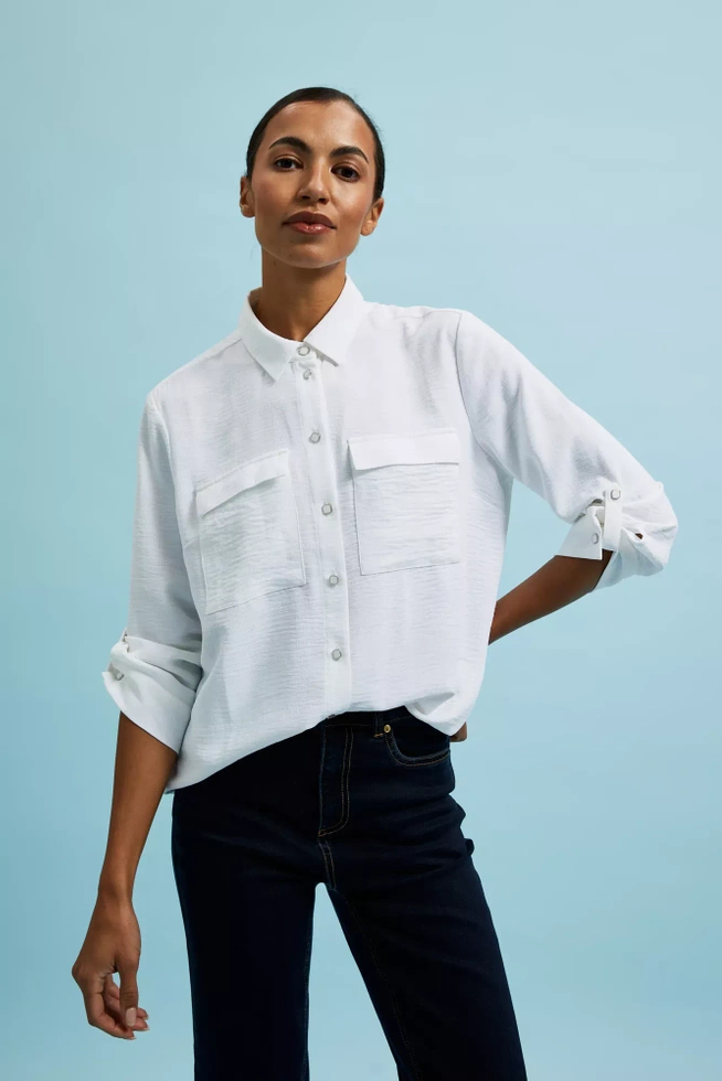 Koszula z ozdobnymi guzikami i kołnierzykiemi biała