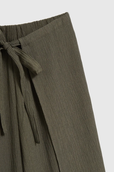 Spodnie z szerokimi nogawkami i gumą w talii oliwkowe