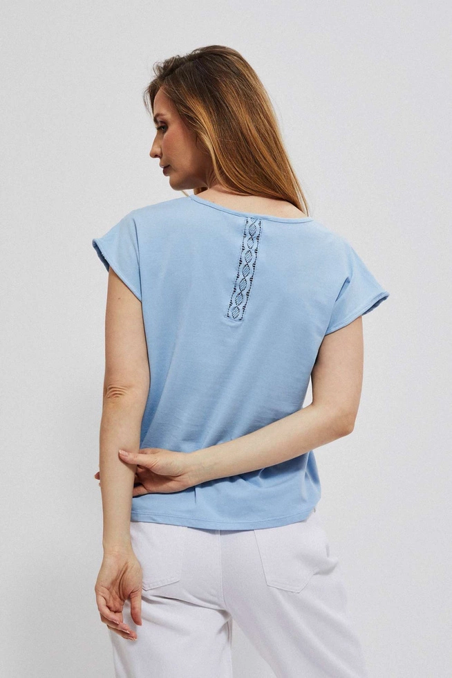 Bluzka z ażurowym zdobieniem niebieska