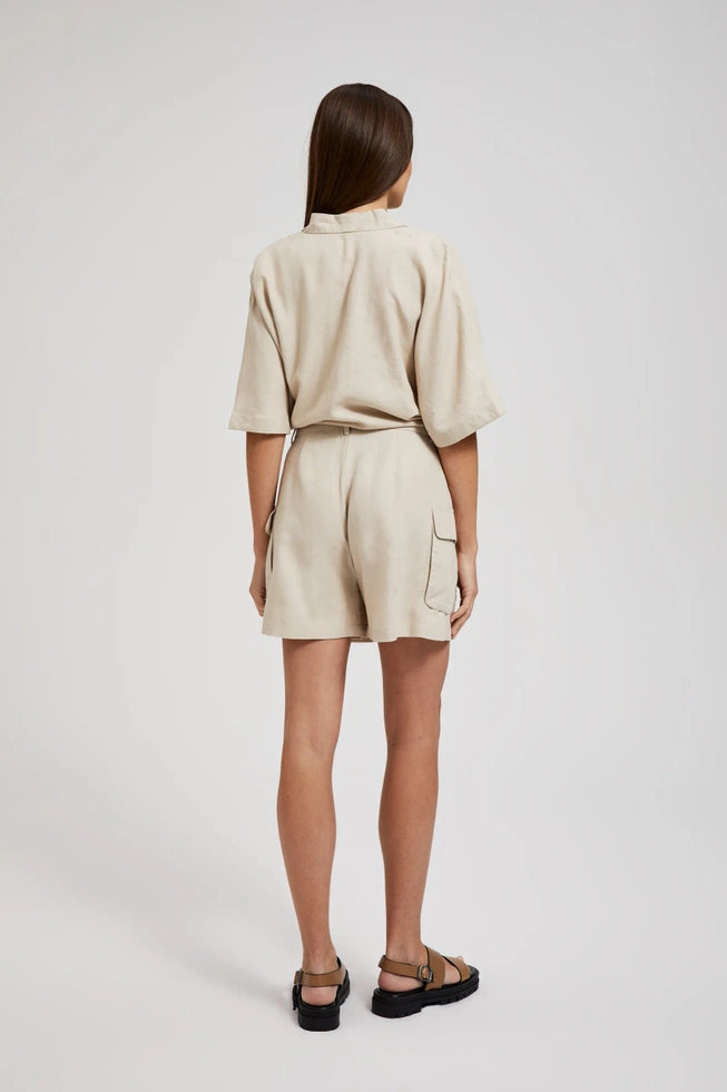 Lniane szorty beżowe