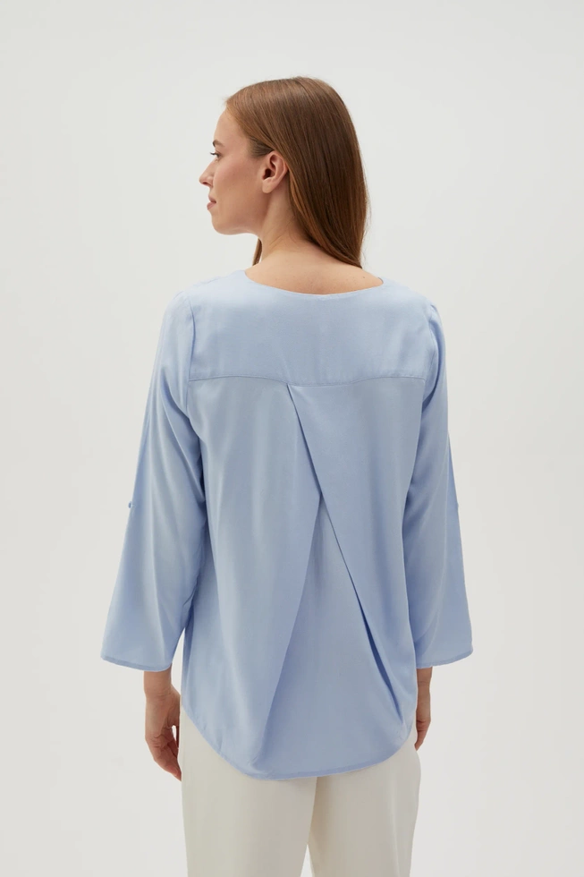 Gładka koszula z dekoltem w serek błękitna