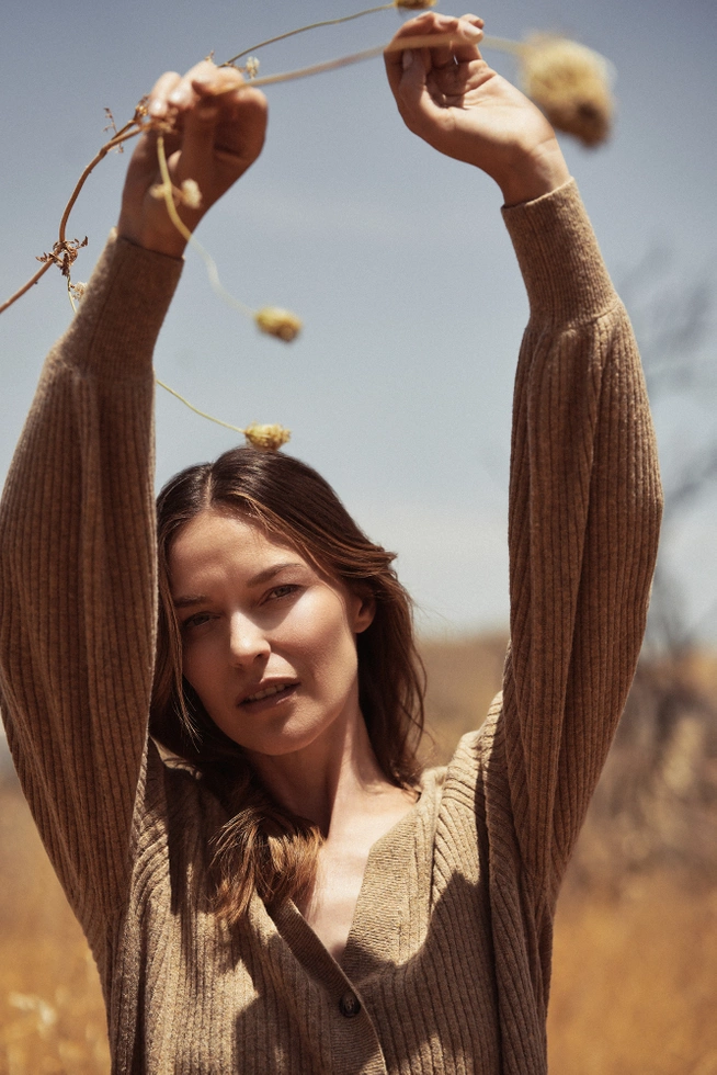 Kardigan zapinany na guziki z bufiastymi rękawami beżowy
