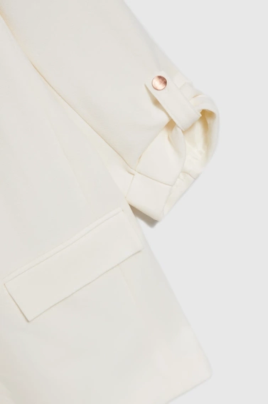 Elegancka marynarka z podwijanymi rękawami biała