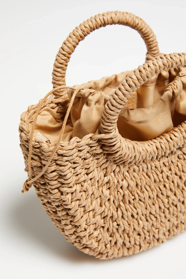 Pleciona torebka z okrągłym uchwytem beżowa