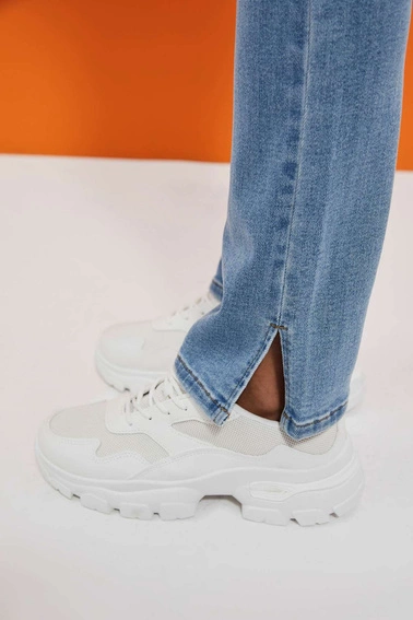 Jeansy z rozcięta nogawką