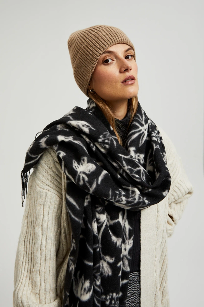 Ciepła czapka z prążkowanego materialu beżowa