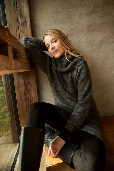 Swetrowa sukienka z golfem grafitowa