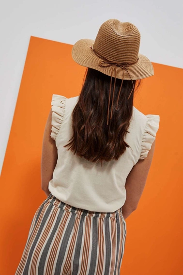 Kapelusz słomkowy z ozdobnym łańcuszkiem