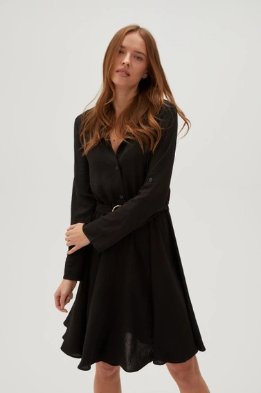Koszulowa sukienka z eleganckim paskiem czarna