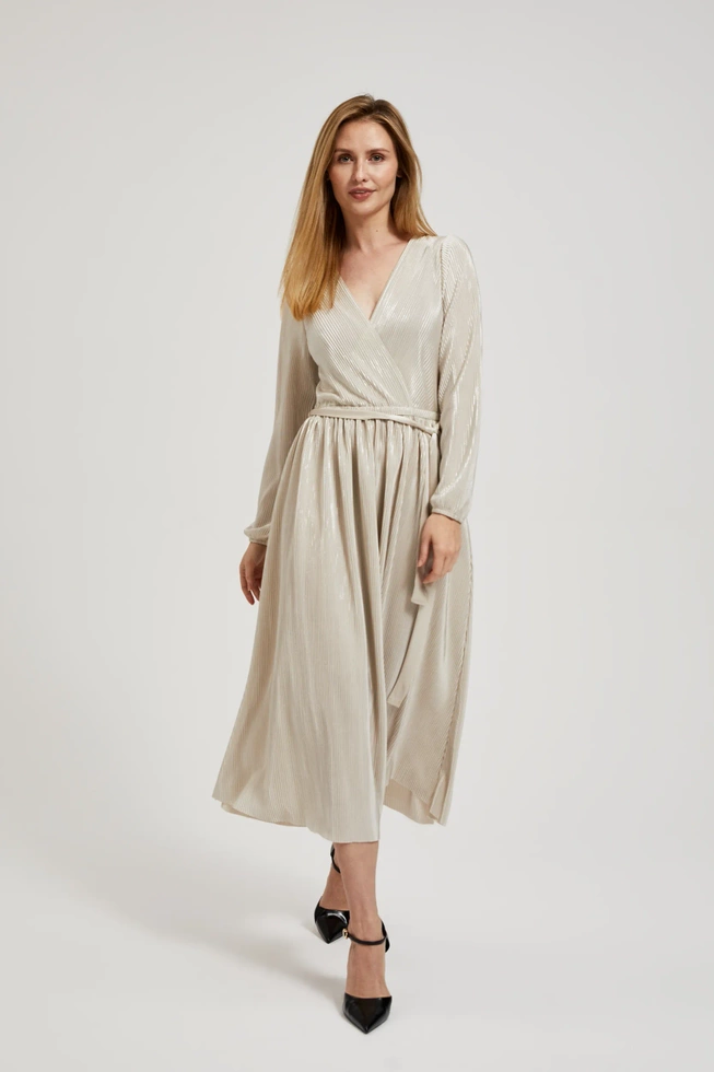 Prążkowana sukienka z związaniem w talii beżowa