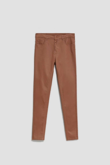 Woskowane spodnie typu rurki kawowe