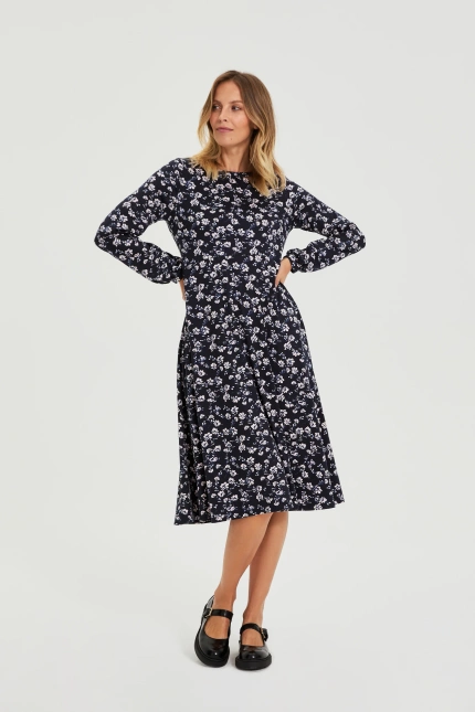 Sukienka midi w kwiaty granatowa