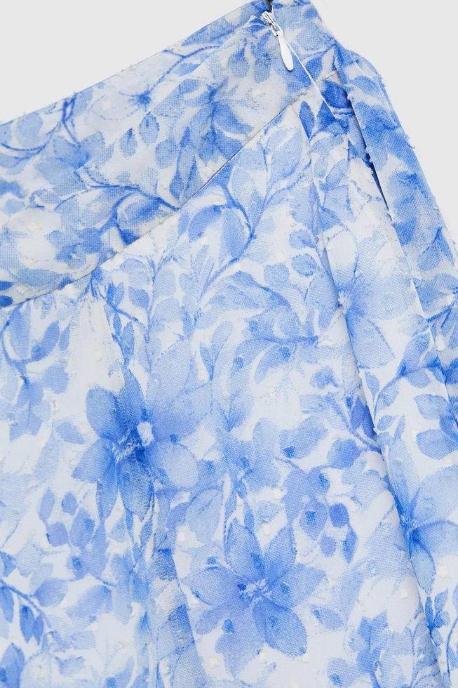 Spódnica w kwiaty z rozcięciem błękitna