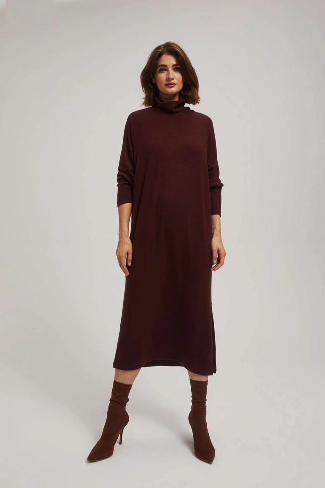 Prążkowana sukienka z golfem