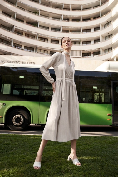 Prążkowana sukienka z związaniem w talii beżowa