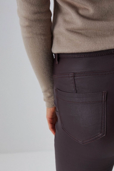 Woskowane spodnie o dopasowanym kroju kasztanowe