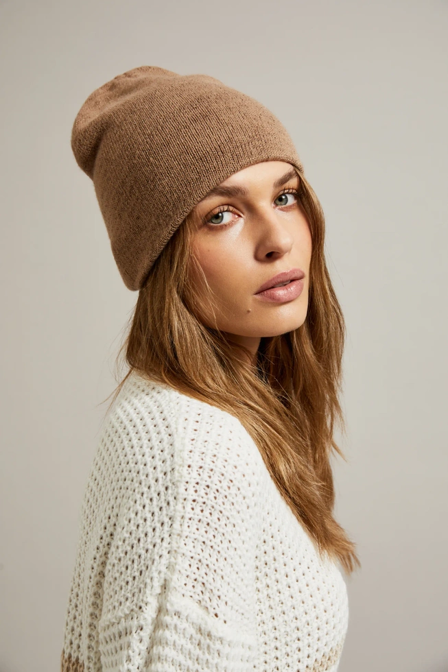 Cienka czapka z metaliczną nitką brązowa