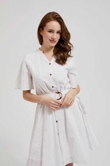Sukienka zapinana na guziki z paskiem biała