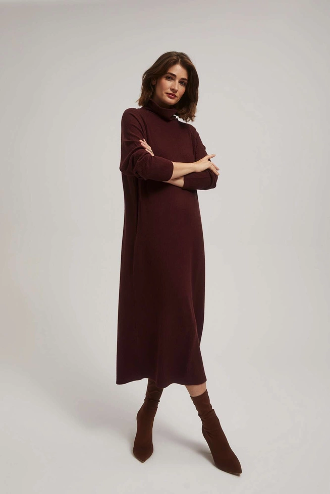 Prążkowana sukienka z golfem