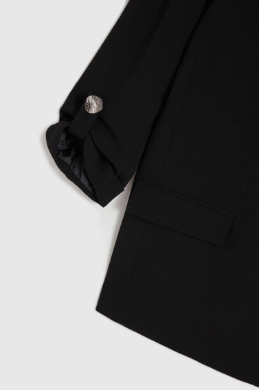 Marynarka z ozdobnymi guzikami na rękawach czarna