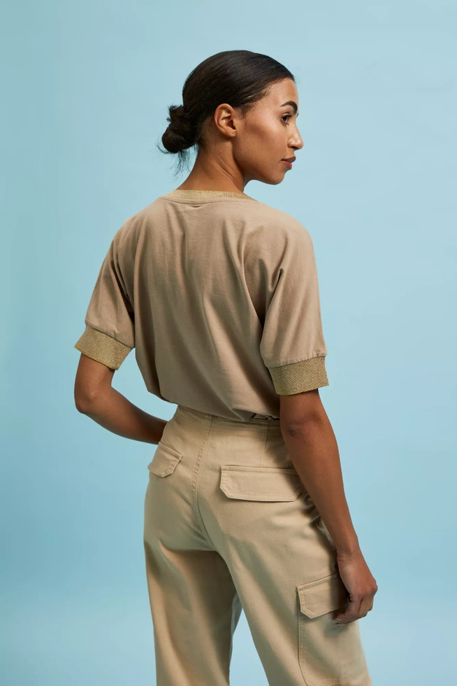 Bluzka z dekoltem w serek i napisem beżowa