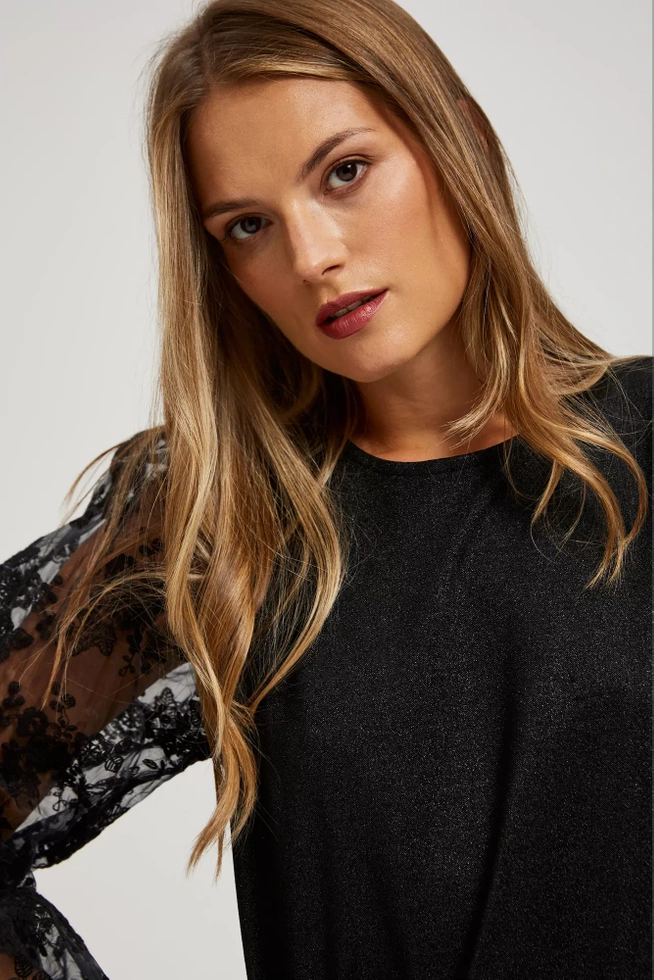 Sukienka z ażurowymi rękawami