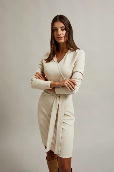 Dzianinowa sukienka o dopasowanym fasonie beżowa