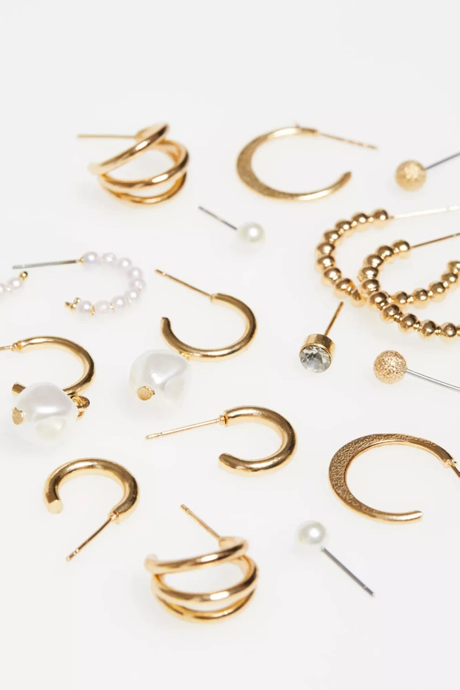 Zestaw ozdobnych kolczyków w kolorze złota