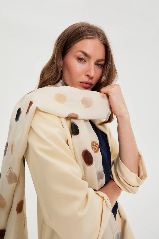 Szal w kropki beżowy