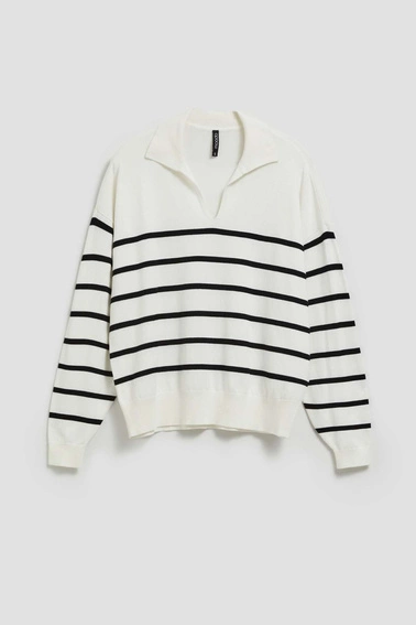 Sweter w paski z kołnierzykiem perłowo-czarny