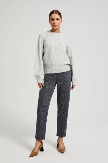 Sweter ozdobiony błyszczącą nitką szary