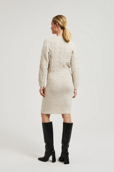 Dzianinowa sukienka ozdobiona guzikami beżowa