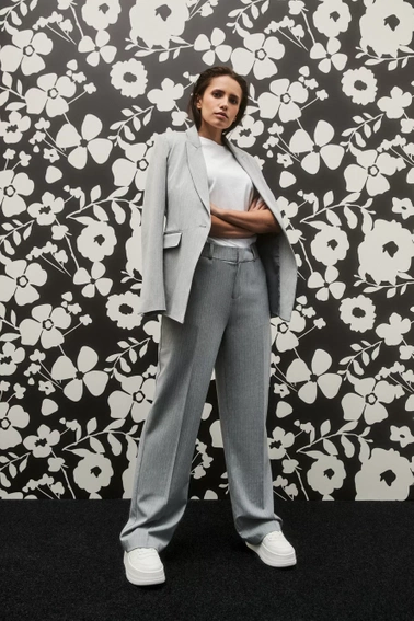 Garnitur w delikatne paski