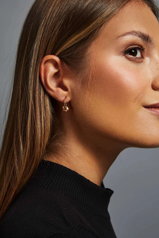 Kolczyki w kolorze złota z zawieszką