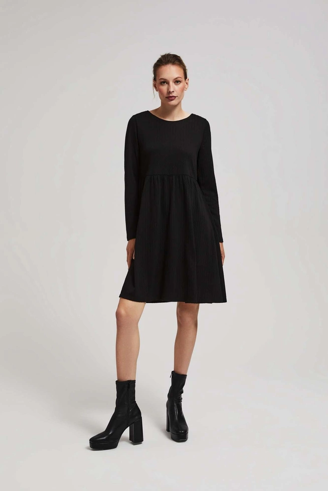 Sukienka z długimi rękawami i rozkloszowanym dołem czarna